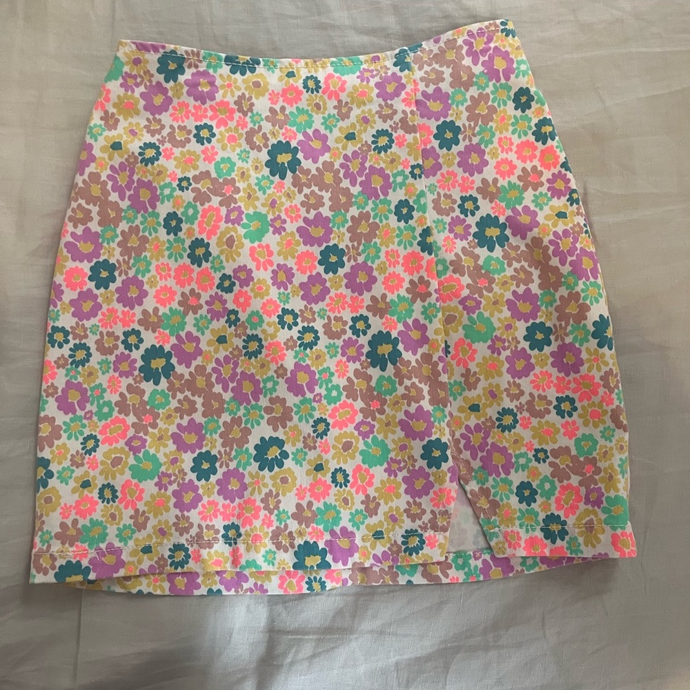 Floral skirt with slit detail
